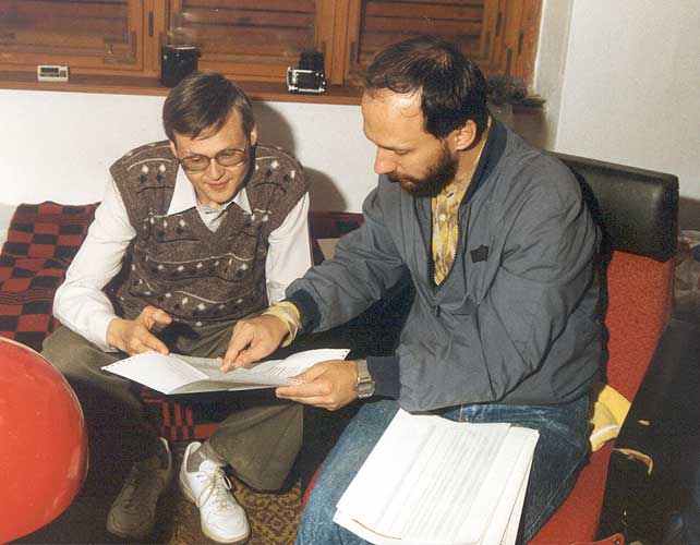 Informal chat, Dieter Heinlein and Gabor Süle (credit Casper ter Kuile).