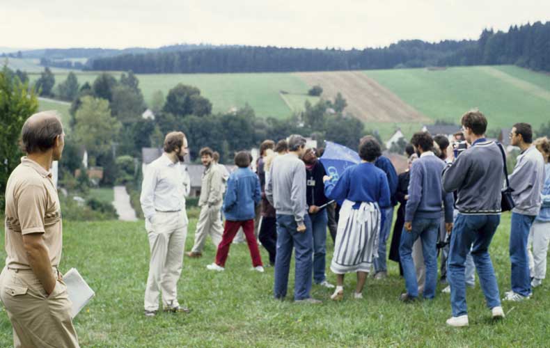Preparing for the 1990 group photo in front at left, Gennadij Andreev (credit Axel Haas).
