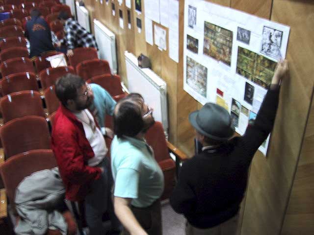 Georg Dittié, Daniel Fisher at the posters with someone seen from the back (credit Casper ter Kuile).
