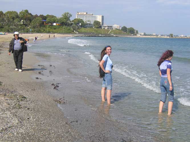 Break on the beach, from l.to r. Andrei Dorian Gheorge, Adriana Nicolae and Christina Tinta-Vass (credit Casper ter Kuile).