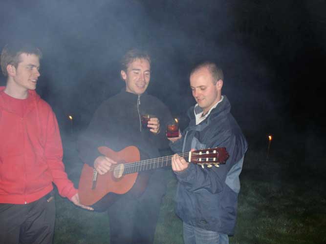 Geert Barentsen, Jérémie Vaubaillon and Jonathan Mc Auliffe in a joint effort to combine music and drinking (credit Jos Nijland).