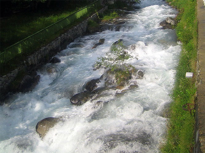The mountain river 'Le gave de Gavarnie' that crosses Barèges (credit Katya Koleva).