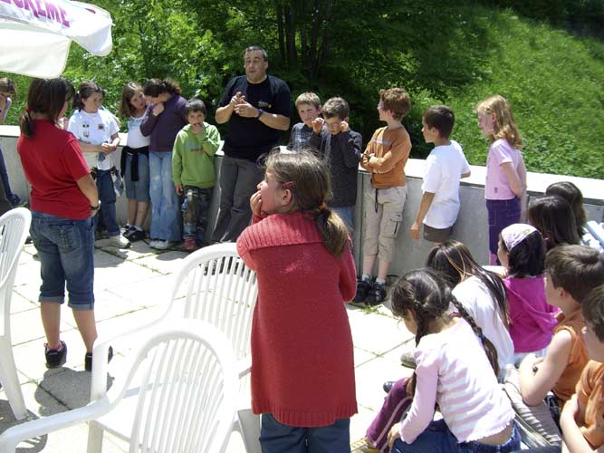 The school children of Barèges were special guests invited to hear how shooting stars can be recorded by radio, François Colas gave the explanation in French (credit Jean-Louis Rault).