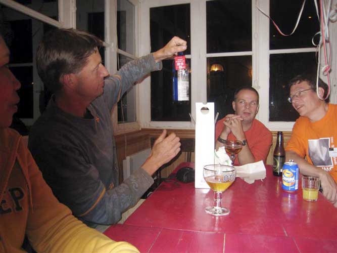 At IMCs little presents are exchanged, Jos Nijland was offered space sake by Masa-yuki Yamamoto. Left: Vanda Tarigan, at right Arnold Tukkers and Paul Roggemans (credit Casper ter Kuile).