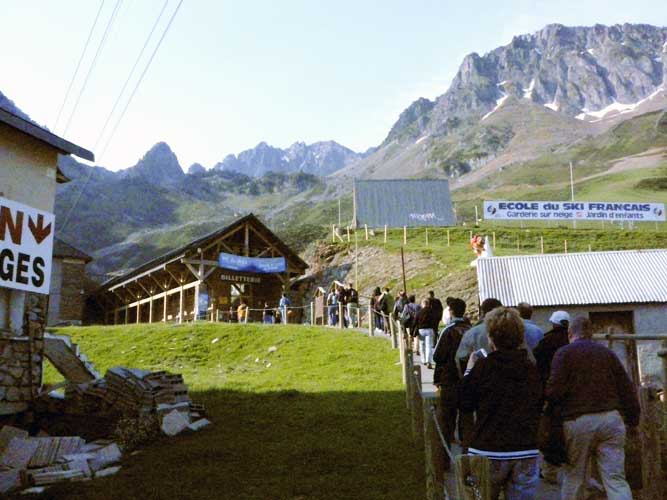 Arrival at the cable car station to go up to Pic du Midi (credit Detlef Koschny).