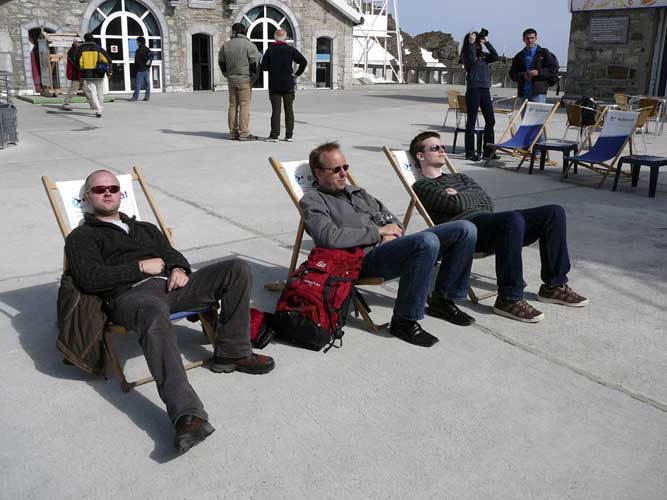 Jonathan McAuliffe, Joost Hartman and Geert Barentsen enjoy the sun at 2800 meters altitude (credit Detlef Koschny).