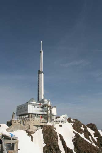 The main building of Pic du Midi observatory and the dark blue sky (credit Luc Bastiaens).