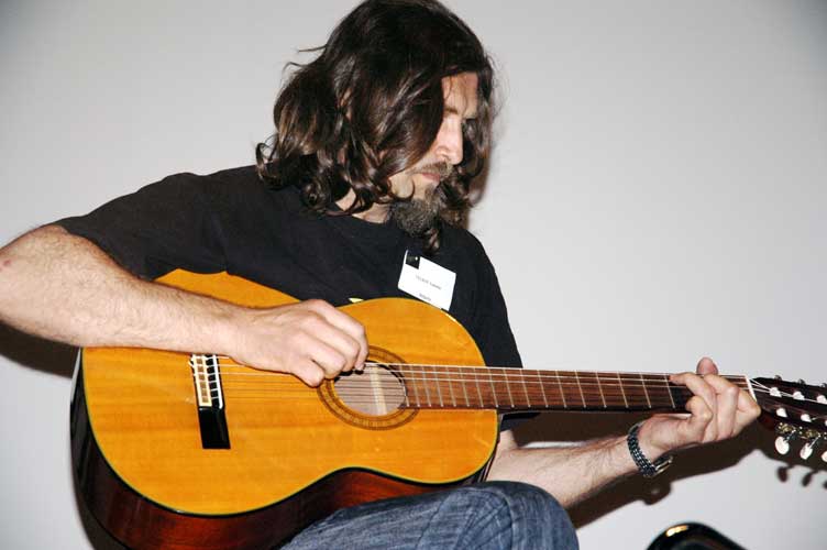Valentin Velkov as excellent guitar player (credit Jean-Marc Wislez).