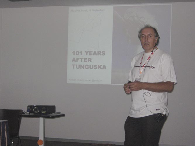 Korado Korlević presenting 'the Tunguska Event' (credit Željko Andreić).