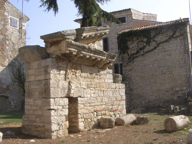 Walk through Poreč, remains of a Roman temple from the 1st century dedicated to Neptune (credit Adriana Nicolae).