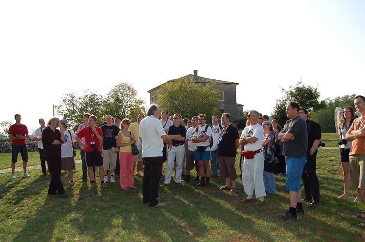 Korado Korlević explains to the group in front of the Višnjan Observatory (credit Gabriela Sasu).