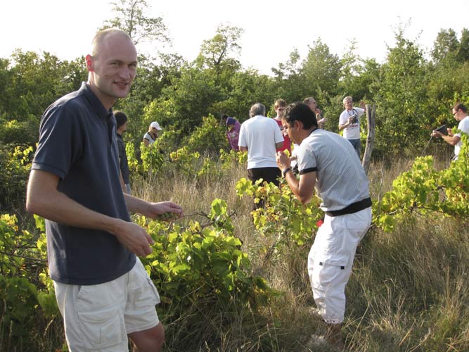 In the vineyards: Sandi Bozic and Mihail Robescu (credit Roy Keeris).