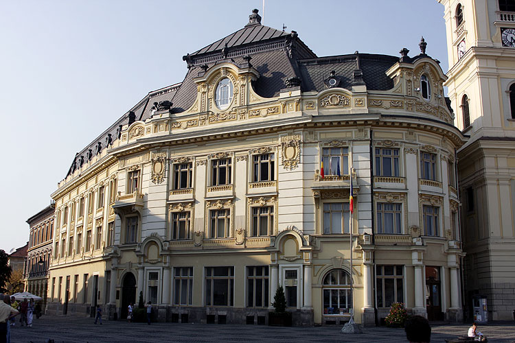 The impressive market place of Sibiu with the city hall (credit Bernd Brinkmann).