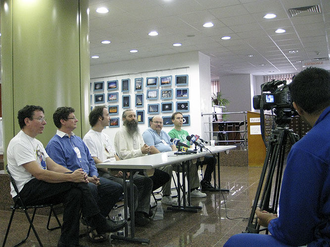 Press conference with from left to right Paul Roggemans, Detlef Koschny, Cis Verbeeck, Valentin Grigore, Bill Cooke and Jeremie Vaubaillon (credit Valentin Grigore).