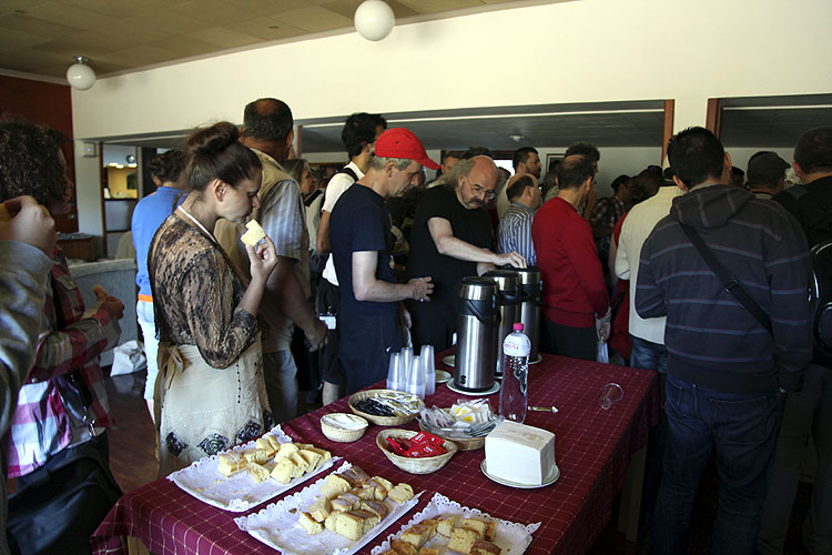 During the excursion: as the busses started with delay due to a mechanical problem with one bus (law of Murphy applied), the lunch time was shortened and became a bit chaotic. Axel Haas tries to get some coffee (credit Dominique Richard).