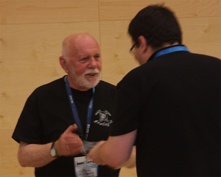 Przemysław Żołądek offering a present to the speaker, Professor Wojciech Stankowski (credit Bernd Klemt).