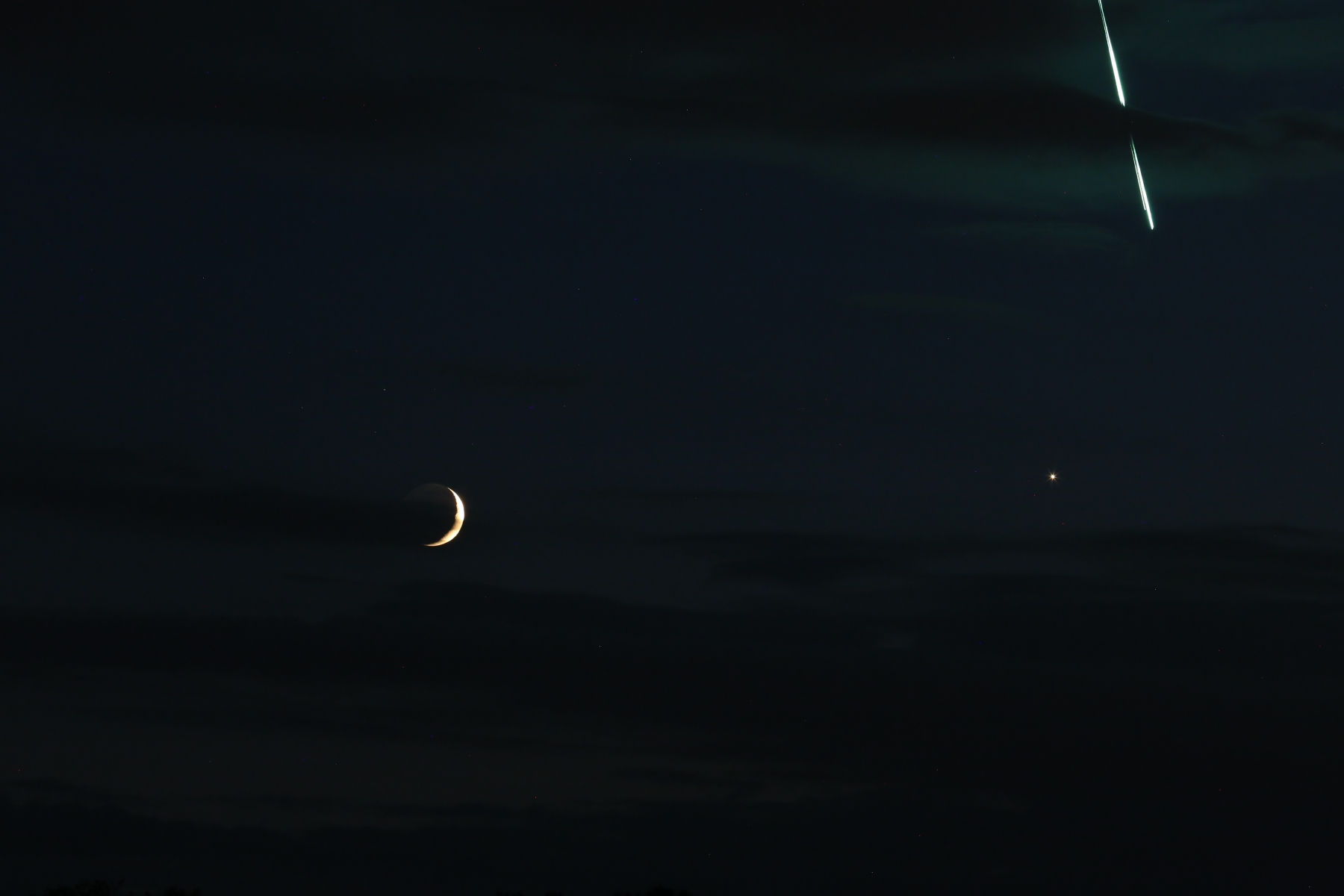 The June 16, 2018, 21 h 11 min UT fireball photographed by U. Reichert while shooting the Moon-Venus conjunction from Schwetzingen (Germany). Credit: U. Reichert