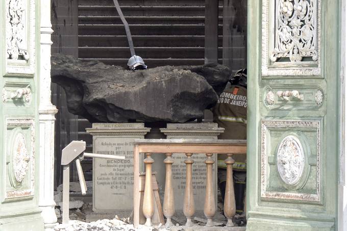 Bendegó meteorite after museum fire. Image: Clever Feliz/Brazil Photo Press/Folhapress